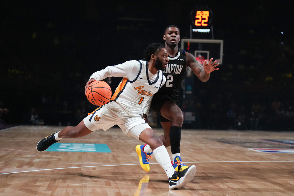 Hampton guard Jalyke Gaines-Wyatt (2) pressures North Carolina A&T guard Trent Middleton Jr. (1) during the first half of an HBCU Classic NCAA college basketball game Friday, Feb. 13, 2026, in Inglewood, Calif. (AP Photo/Jae C. Hong)