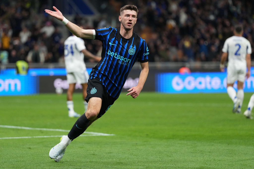 Inter Milan's Petar Sucic celebrates after scoring his side's third goal during the Italian Cup, return-leg soccer match between Inter Milan and Como, in Milan, Italy, Tuesday, April 21, 2026. (AP Photo/Luca Bruno)