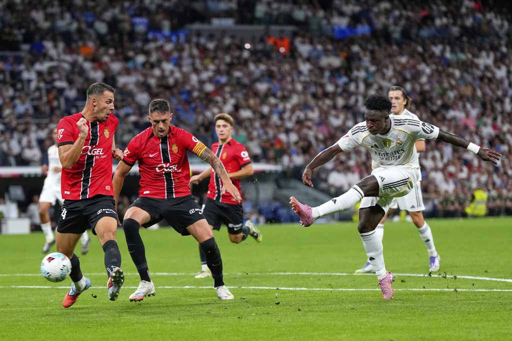 Real Madrid's Vinicius Junior, right, scores his side's second goal during the Spanish La Liga soccer match between Real Madrid and Mallorca in Madrid, Saturday, Aug. 30, 2025. (AP Photo/Manu Fernandez)