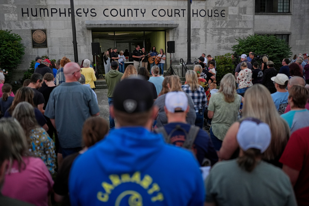 People gather outside the Humphreys County Courthouse for a candlelight vigil honoring the victims of a blast at an explosives plant, Accurate Energetic Systems, Sunday, Oct. 12, 2025, in Waverly, Tenn. (AP Photo/George Walker IV)