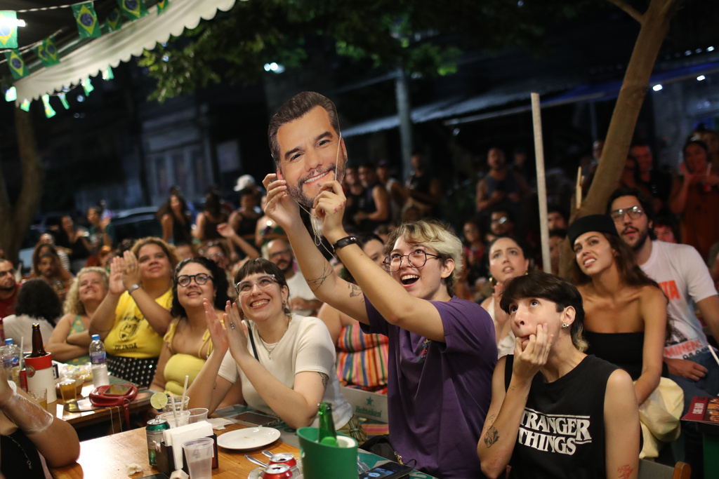 A fan holds a mask of Brazilian actor Wagner Moura, nominated for an Oscar for Best Actor for his role in "The Secret Agent," during a gathering at a bar to watch the awards show, in Rio de Janeiro, Sunday, March 15, 2025. (AP Photo/Bruna Prado)