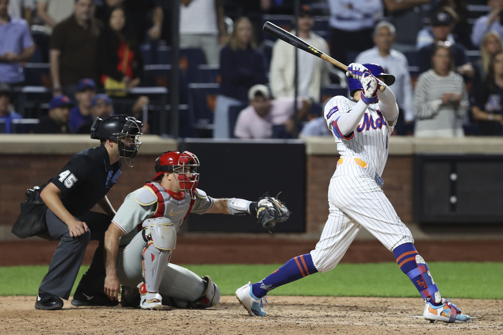 New York Mets' Brandon Nimmo hits a single leading Starling Marte to score during the ninth inning of a baseball game against the Philadelphia Phillies, Tuesday, Aug. 26, 2025, in New York. (AP Photo/Pamela Smith)