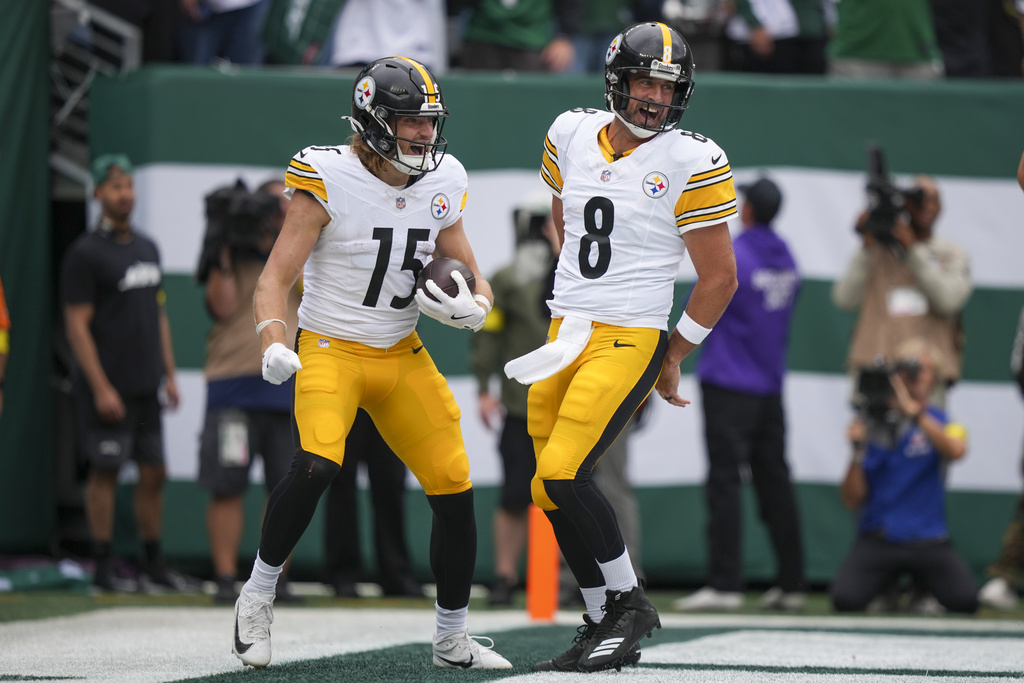 Pittsburgh Steelers quarterback Aaron Rodgers (8) and wide receiver Ben Skowronek (15) react after connecting for a pass and catch touchdown against the New York Jets during the first half of an NFL football game Sunday, Sept. 7, 2025, in East Rutherford, N.J. (AP Photo/Matt Slocum)
