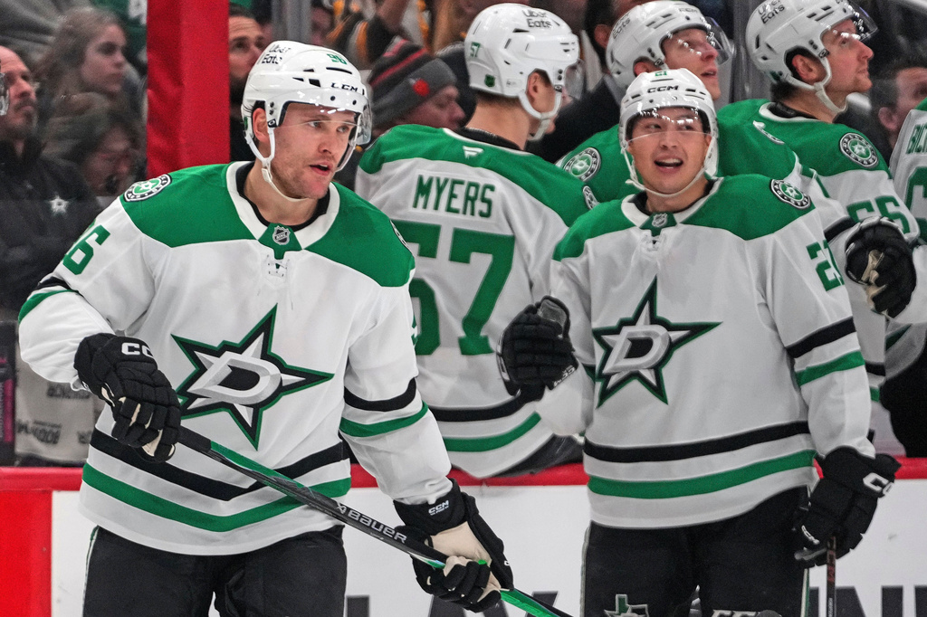 Dallas Stars' Mikko Rantanen, left, returns to the bench after scoring during the second period of an NHL hockey game against the Pittsburgh Penguins in Pittsburgh, Saturday, March 28, 2026. (AP Photo/Gene J. Puskar)