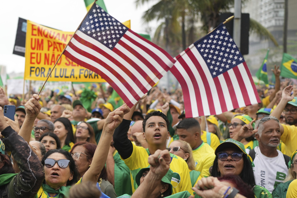 People take part in a demonstration to protest former President Jair Bolsonaro's Supreme Court trial for allegedly leading a coup plot, at Copacabana beach, in Rio de Janeiro, Sunday, Sept. 7, 2025. (AP Photo/Silvia Izquierdo)
