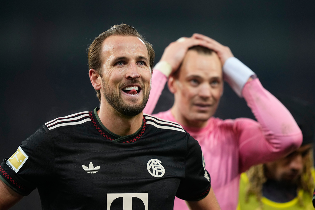 Bayern's Harry Kane reacts besides goalkeeper Manuel Neuer after the Bundesliga soccer match between Union Berlin and FC Bayern Munich in Berlin, Germany, Saturday, Nov. 8, 2025. (AP Photo/Martin Meissner)