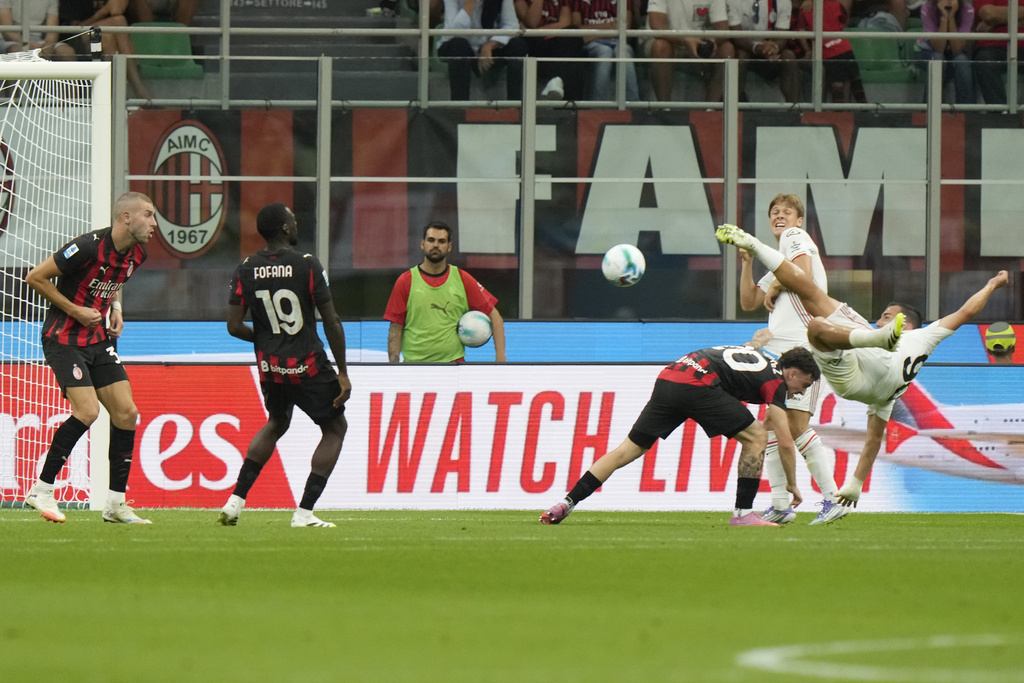 Cremonese's Federico Bonazzoli, right, scores his side's second goal during a Serie A soccer match between AC Milan and Cremonese, at the San Siro stadium in Milan, Italy, Saturday, Aug. 23, 2025. (AP Photo/Luca Bruno)