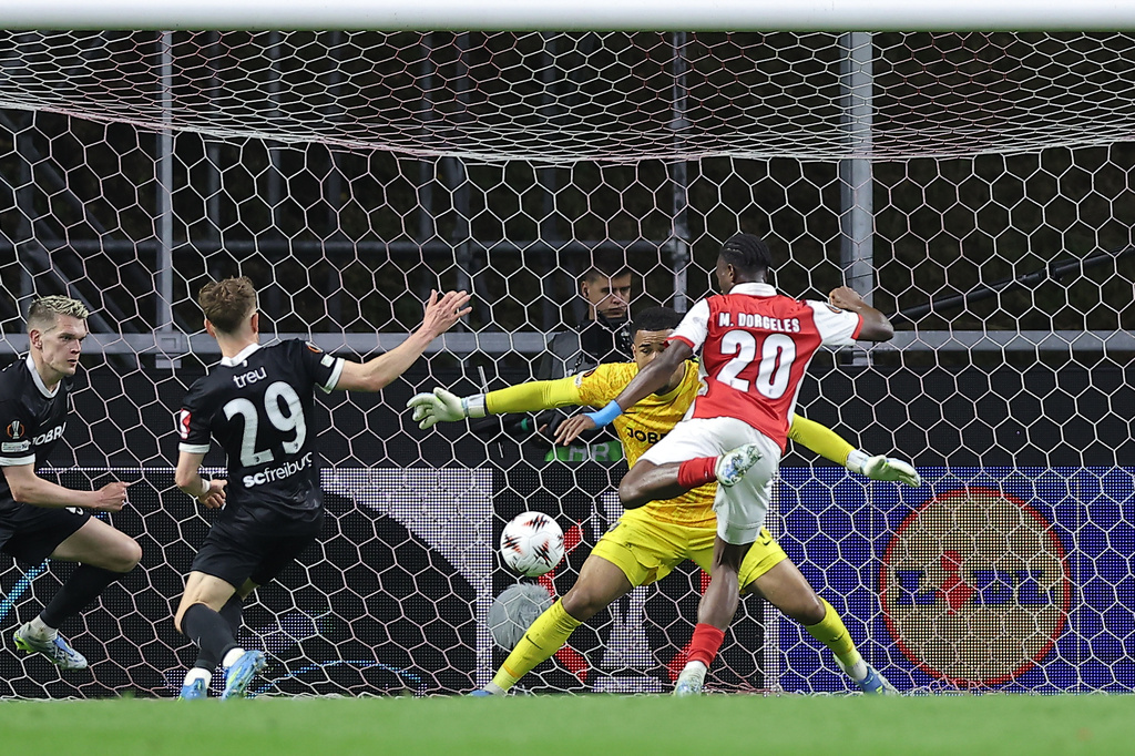 Braga's Mario Dorgeles scores his side's second goal during the Europa League semifinal, first leg, soccer match between SC Braga and Freiburg in Braga, Portugal, Thursday, April 30, 2026. (AP Photo/Miguel Angelo Pereira)