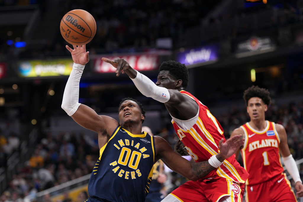 Indiana Pacers guard Bennedict Mathurin, left, looses the ball in front of Atlanta Hawks forward Mouhamed Gueye during the first half of an NBA basketball game in Indianapolis, Saturday, Jan. 31, 2026. (AP Photo/AJ Mast)