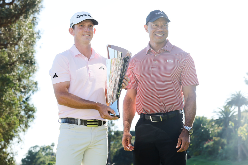 Jacob Bridgeman, left, poses with Tiger Woods after winning the Genesis Invitational golf tournament at Riviera Country Club, Sunday, Feb. 22, 2026, in the Pacific Palisades area of Los Angeles. (AP Photo/Caroline Brehman )