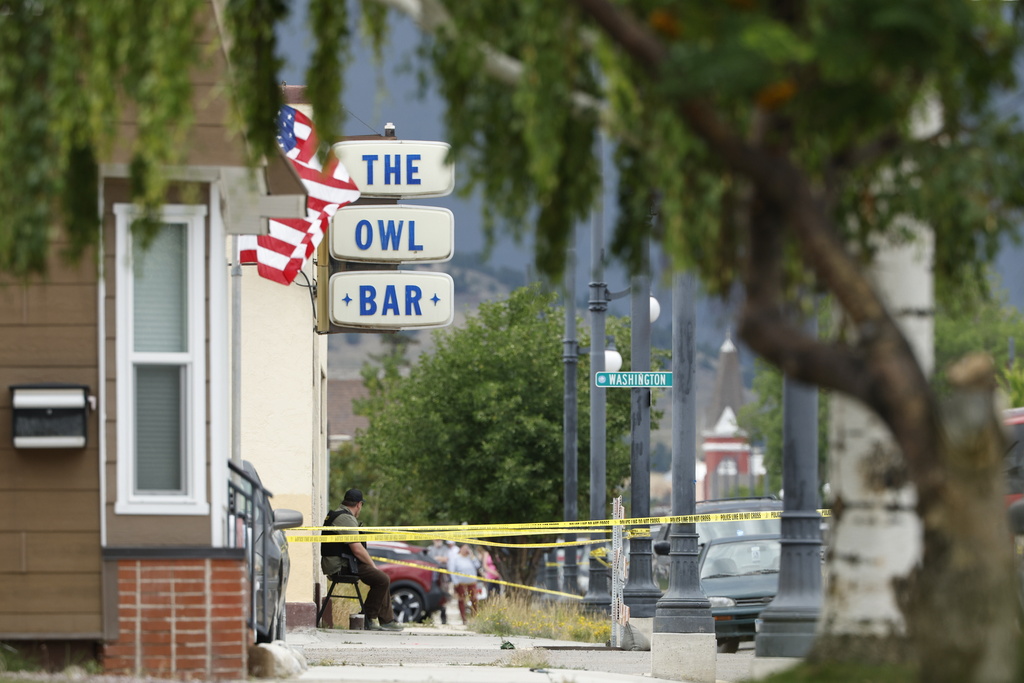 Cerco policial alrededor de The Owl Bar en Anaconda, Montana, el viernes 1 de agosto de 2025, tras un fatal tiroteo ocurrido en el lugar. (Joseph Scheller/The Montana Standard vía AP)