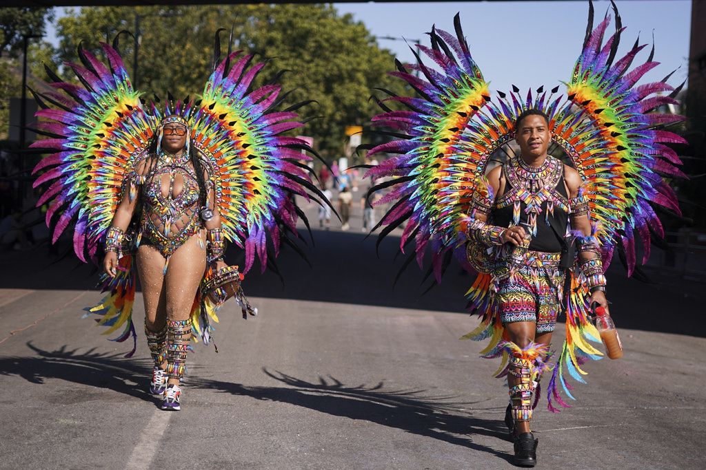 Costumed revellers arrive to take part in the parade during the Notting Hill Carnival in London, Monday, Aug. 25, 2025, Europe's biggest street party and one of the largest carnivals in the world.(AP Photo/Alberto Pezzali)