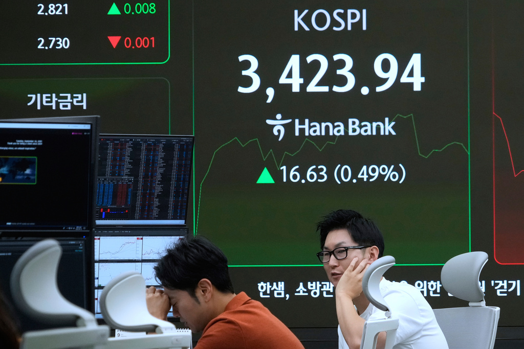 Currency traders work near a screen showing the Korea Composite Stock Price Index (KOSPI) at the foreign exchange dealing room of the Hana Bank headquarters in Seoul, South Korea, Tuesday, Sept. 16, 2025. (AP Photo/Ahn Young-joon)