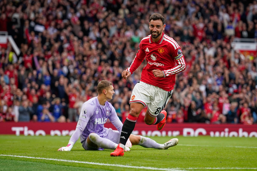Manchester United's Bruno Fernandes celebrates after scoring his side's fourth goal during the English Premier League soccer match between Manchester United and Ipswich Town in Manchester, England, Sunday, Aug. 30, 2026. (AP Photo/Dave Thompson)