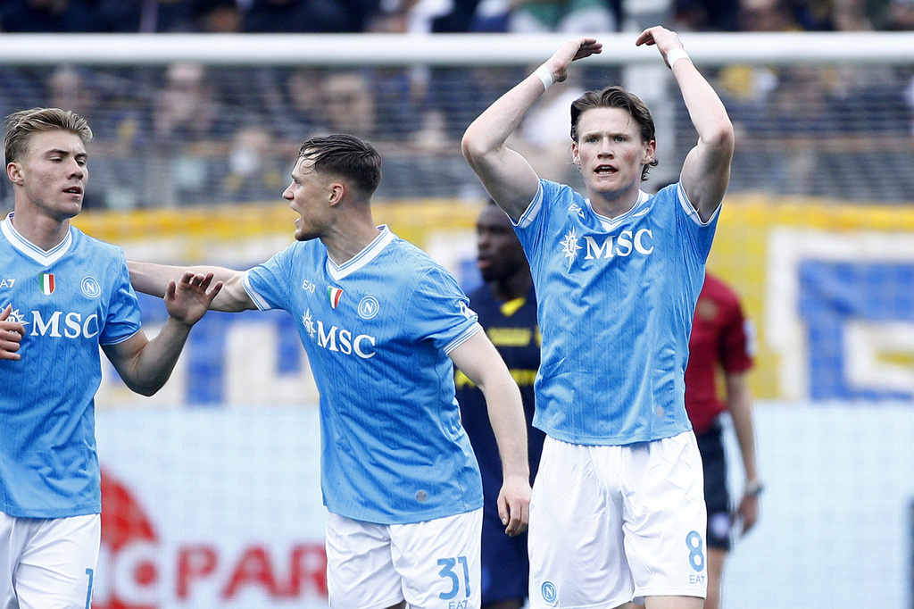 Napoli's Scott McTominay, right, celebrates after scoring the equalizing goal during the Serie A soccer match between Parma and Napoli, in Parma, Italy, Sunday, April 12, 2026. (Alberto Mariani/LaPresse via AP)