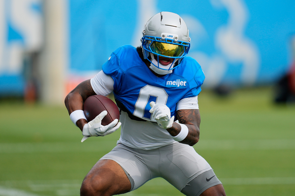 Detroit Lins running back Jahmyr Gibbs runs the ball during practice at the NFL football team's training camp, in Allen Park, Mich., Friday, Aug. 7, 2026. (AP Photo/Paul Sancya)