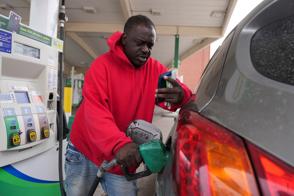 Dave Thomas purchases gasoline at a station Tuesday, March 24, 2026, in Chicago. (AP Photo/Erin Hooley)