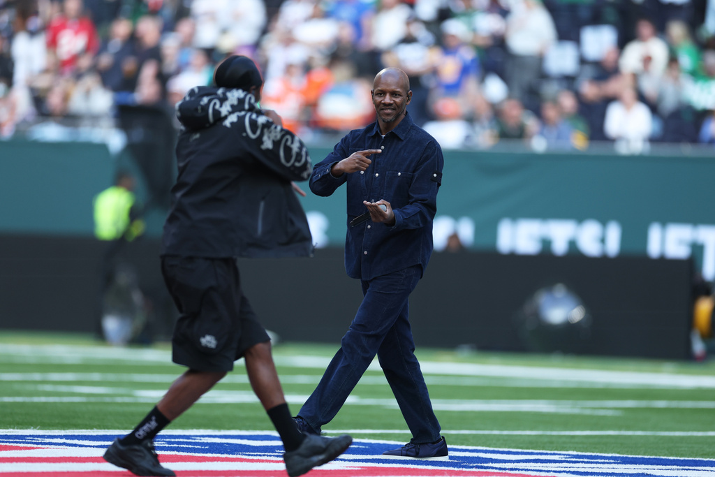British rapper Giggs performs during halftime show during the NFL football game between the Denver Broncos and New York Jets Sunday, Oct. 12, 20205, in London. (AP Photo/Ian Walton)