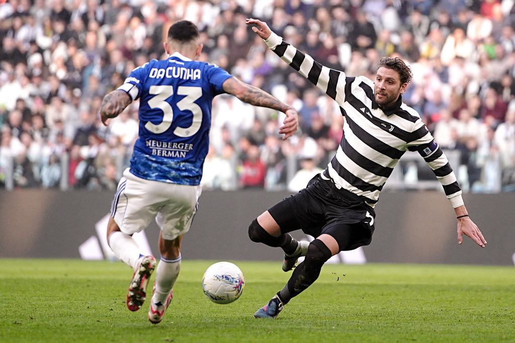 Juventus' Manuel Locatelli, right, fights for the ball with Como's Lucas Da Cunha during the Italian Serie A soccer match between Juventus and Como in Turin, Italy, Saturday, Feb. 21, 2026. (Marco Alpozzi/LaPresse via AP)