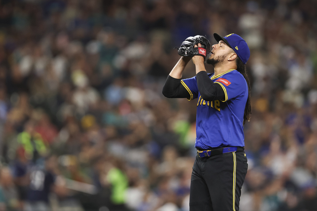 Seattle Mariners starting pitcher Luis Castillo reacts after being relieved during the sixth inning against the Los Angeles Angels on Friday, Sept. 12, 2025, in Seattle. (AP Photo/Kevin Ng)