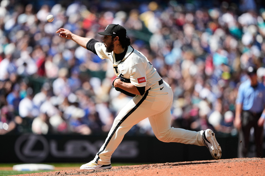 Seattle Mariners relief pitcher Andrés Muñoz throws against the Boston Red Sox during the ninth inning of a baseball game, Sunday, June 21, 2026, in Seattle. (AP Photo/Lindsey Wasson)