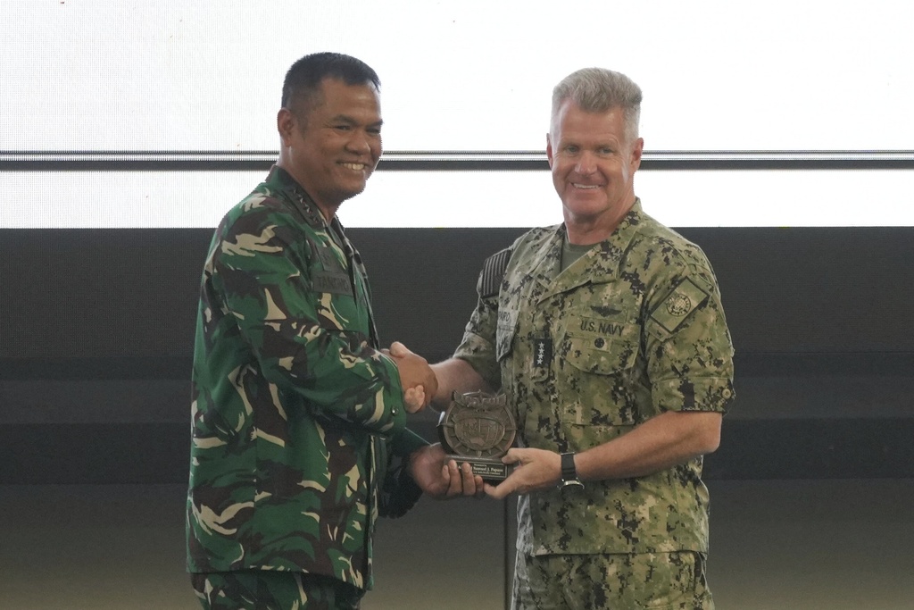 Commander of US Indo-Pacific Command Adm. Samuel Paparo, right, shakes hands with Deputy Commander of the Indonesian Armed Forces Gen. Tandyo Budi Revita during the opening ceremony of Super Garuda Shield 2025, an Indonesia-US annual large-scale joint military exercise that brings together forces from multiple countries, in Jakarta, Indonesia Monday, Aug. 25, 2025. (AP Photo/Tatan Syuflana)