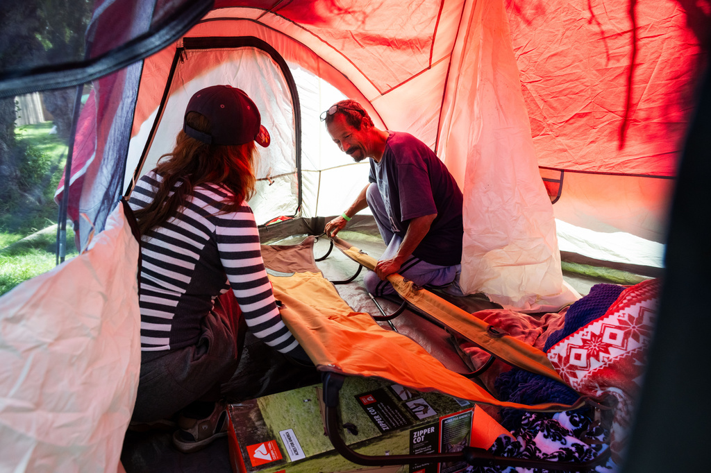 Evacuees Rodger Macias, right, and his wife Alendera Marcias set up a tent outside the Elks Lodge in Garden Grove, Calif., on Monday, May 25, 2026. (AP Photo/Ethan Swope)