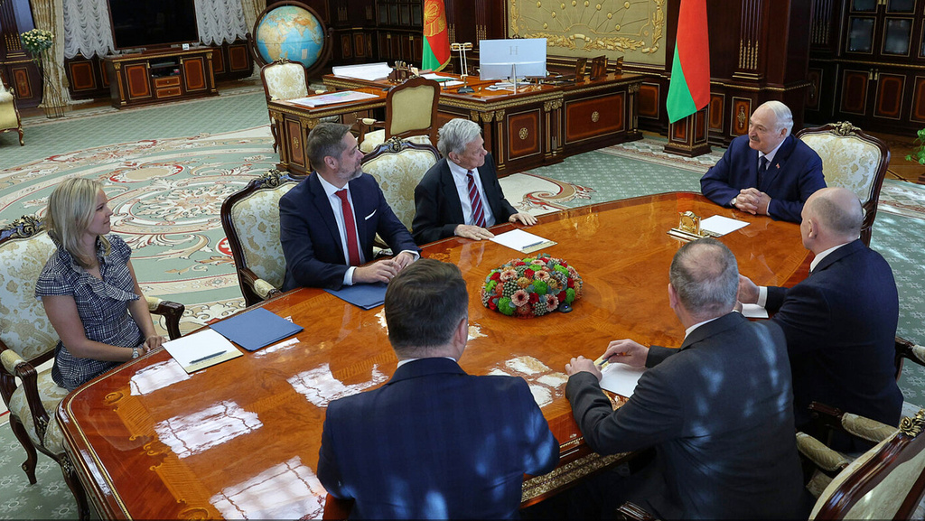 In this photo released by Belarusian presidential press service, Belarusian President Alexander Lukashenko, right, and U.S. Presidential envoy John Coale, second right, talk during their meeting in Minsk, Belarus, Thursday, March 19, 2026. (Belarusian Presidential Press Service via AP)