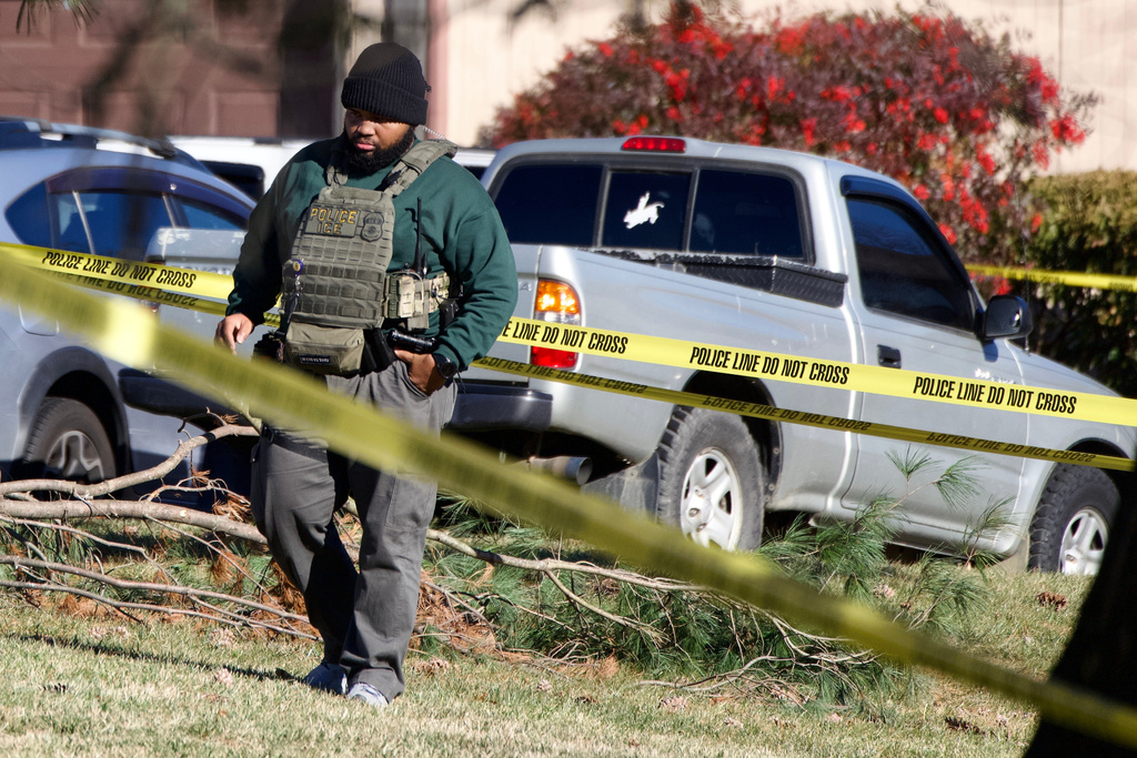 Law enforcement respond to a shooting, Wednesday, Dec. 24, 2025, in Glen Burnie, Md. (Kaitlin Newman/The Baltimore Banner via AP)
