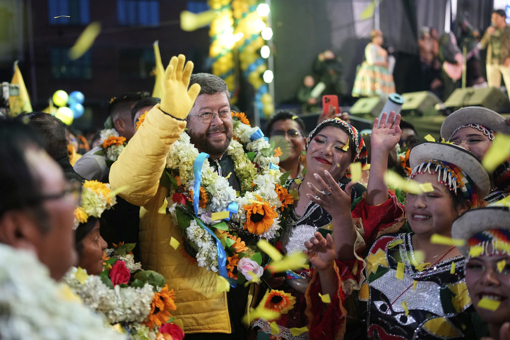 Presidential candidate Samuel Doria Medina waves during a closing campaign rally in El Alto, Bolivia, Wednesday, Aug. 13, 2025. (AP Photo/Juan Karita)
