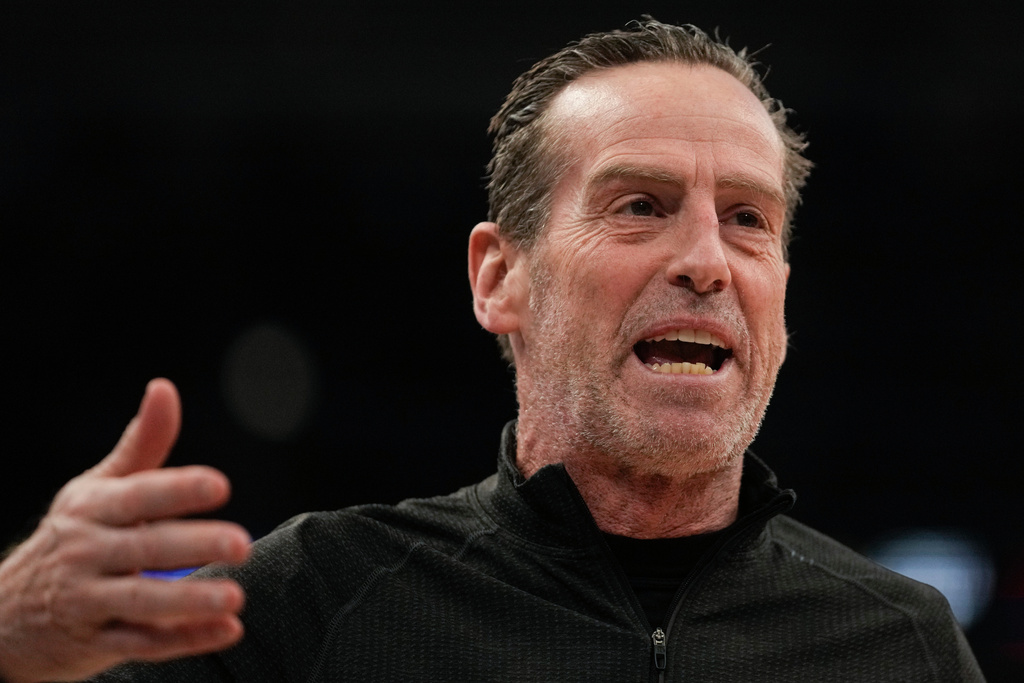 Cleveland Cavaliers head coach Kenny Atkinson speaks during a time out during the first half of an NBA basketball game against the Chicago Bulls, Wednesday, Dec. 17, 2025, in Chicago. (AP Photo/Erin Hooley)