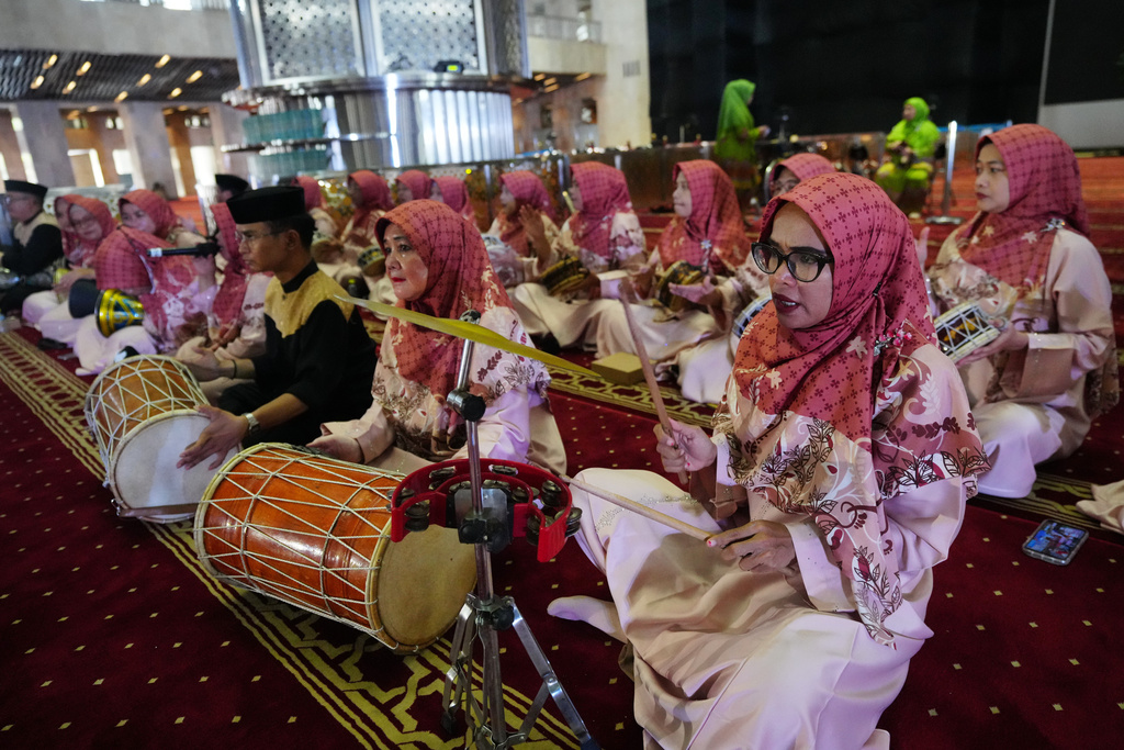 A band performs during a mass wedding ceremony at Istiqlal Mosque in Jakarta, Indonesia, Wednesday, Dec. 3, 2025. (AP Photo/Tatan Syuflana)