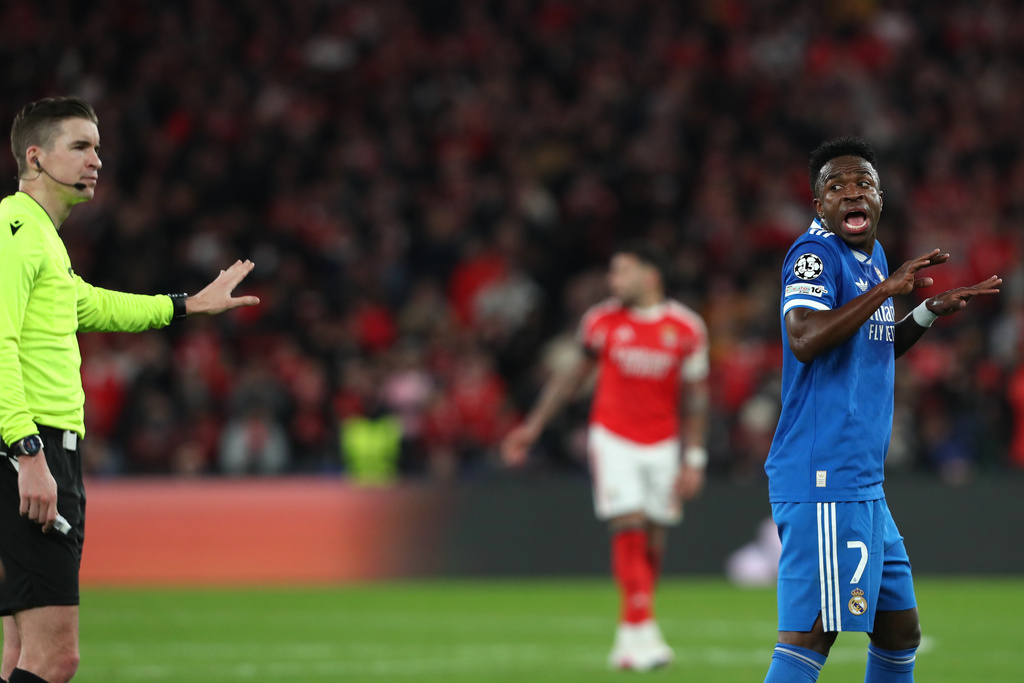 Real Madrid's Vinicius Junior argues with referee François Letexier after scoring the opening goal during a Champions League playoff soccer match between SL Benfica and Real Madrid in Lisbon, Portugal, Tuesday, Feb. 17, 2026. (AP Photo/Pedro Rocha)