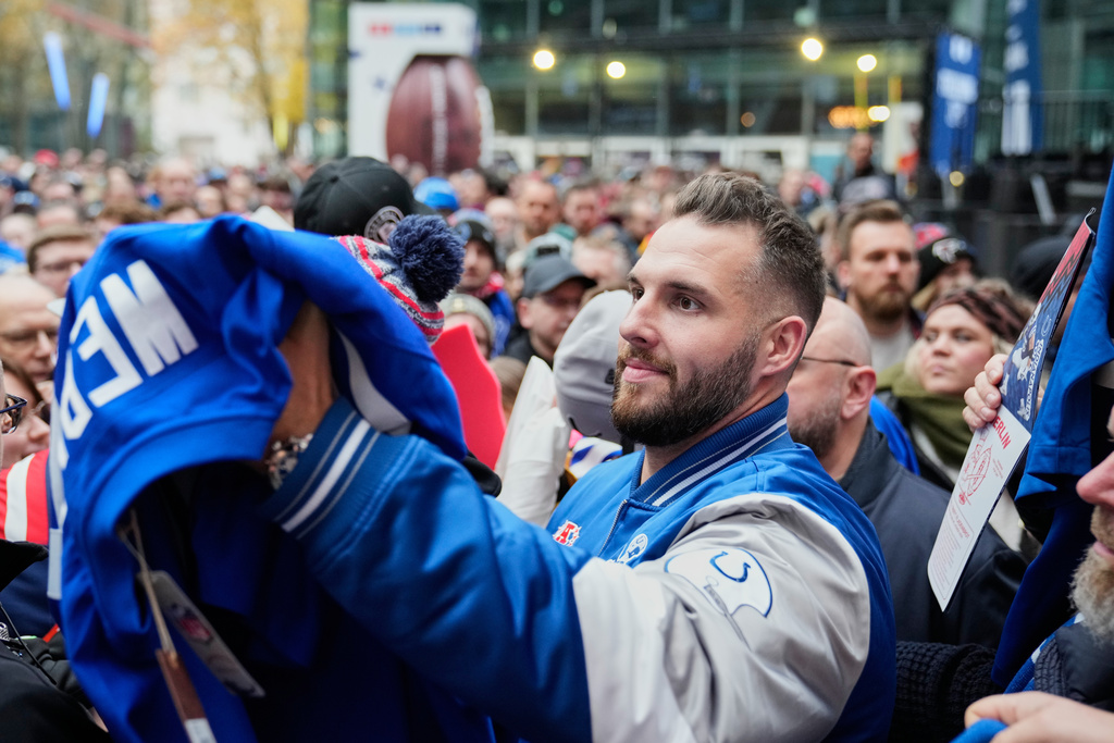 Former Indianapolis Colts player Björn Werner meets fans at Das Center in Potsdamer Platz in Berlin Germany, Saturday, Nov. 8, 2025, ahead of Sunday's NFL football game against the Atlanta Falcons. (AP Photo/Ebrahim Noroozi)