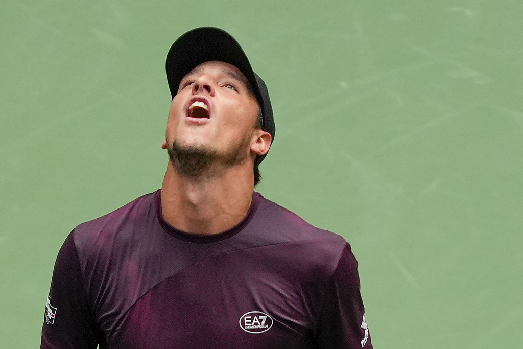 Luciano Darderi, of Italy, reacts after losing a point to Carlos Alcaraz, of Spain, during the third round of the U.S. Open tennis championships, Friday, Aug. 29, 2025, in New York. (AP Photo/Yuki Iwamura)