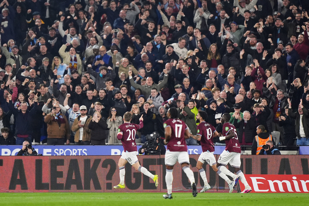 West Ham United's Jarrod Bowen, left, celebrates scoring during the English FA Cup fifth round soccer match between West Ham United and Brentford in London, Monday March 9, 2026. (Ben Whitely/PA via AP)