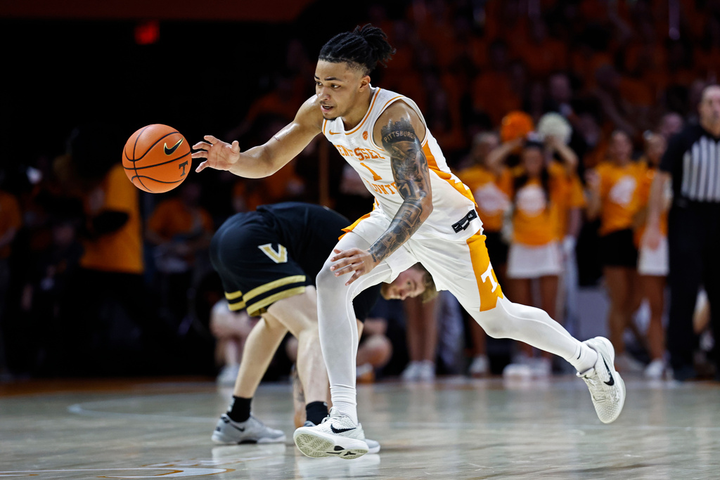 Tennessee guard Amari Evans (1) chases down a loose ball ahead pf Vanderbilt forward Tyler Nickel during the first half of an NCAA college basketball game in Knoxville, Tenn., Saturday, March 7, 2026. (AP Photo/Wade Payne)