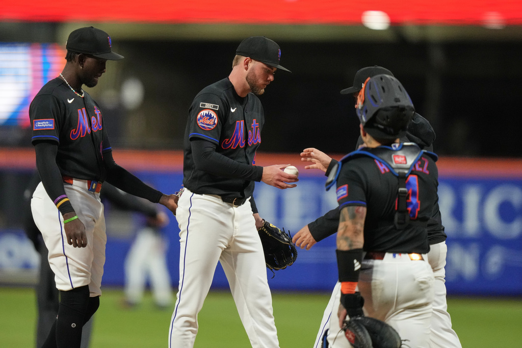 New York Mets starting pitcher Christian Scott, center, leaves during the second inning of a baseball game against the Minnesota Twins Thursday, April 23, 2026, in New York. (AP Photo/Frank Franklin II)
