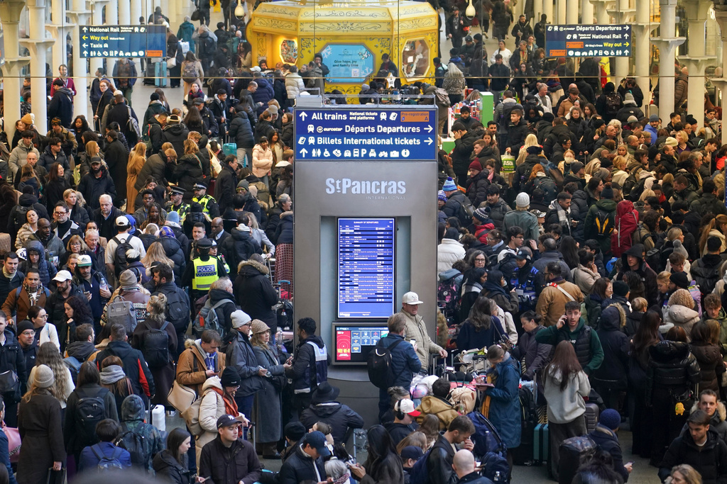 Travelers queue for Eurostar services at St Pancras International station in London, Tuesday, Dec. 30, 2025. (AP Photo/Alberto Pezzali)