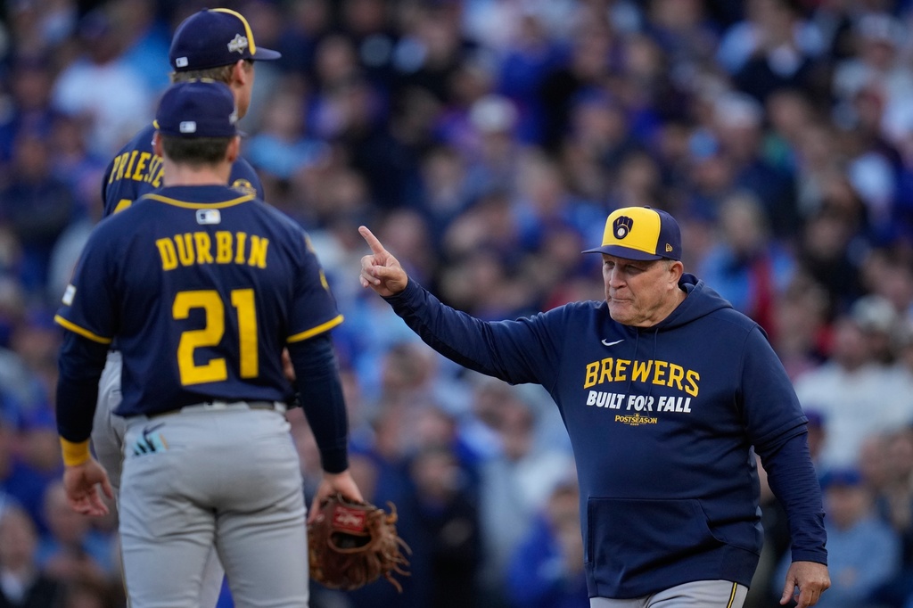 Pat Murphy, manager de los Cerveceros de Milwaukee, retira al abridor Quinn Priester del tercer juego de la serie divisional de la Liga Nacional ante los Cachorros de Chicago, el miércoles 8 de octubre de 2025 (AP Foto/Erin Hooley)