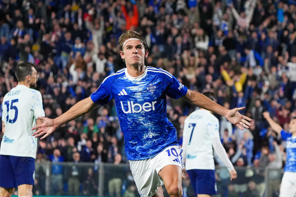 Como's Nicolas Paz celebrates after scoring his side's second goal during the Serie A soccer match between Como and Inter, in Como, Italy, Sunday, April 12, 2026. (Alessio Morgese/LaPresse via AP)