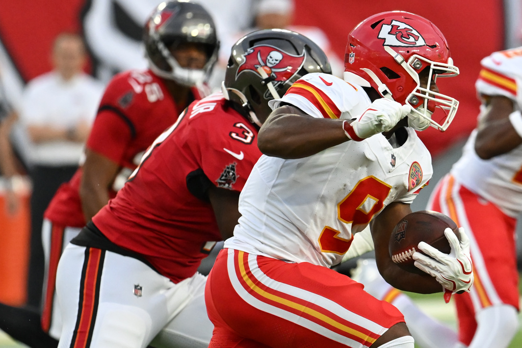 Kansas City Chiefs' Kenneth Walker (9) runs against the Tampa Bay Buccaneers half an NFL football game, Saturday, Aug. 22, 2026, in Tampa, Fla. (AP Photo/Mark LoMoglio)