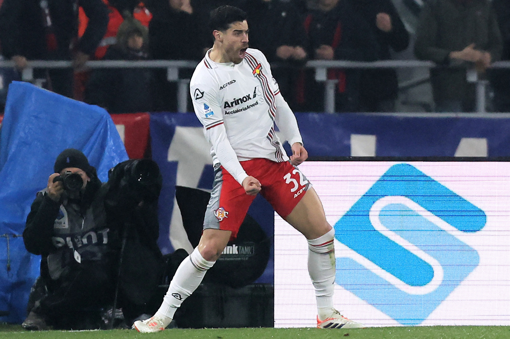 Cremonese's Martin Payero celebrates after scoring the opening goal during the Serie A soccer match between FC Bologna and US Cremonese in Bologna, Italy, Monday, Dec. 1, 2025. (Gianni Santandrea/LaPresse via AP)