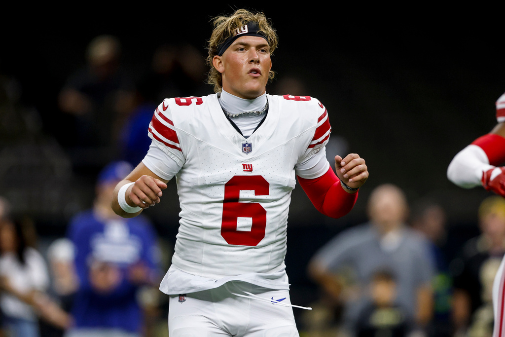 New York Giants quarterback Jaxson Dart (6) warms up before an NFL football game between the New Orleans Saints and the New York Giants, Sunday, Oct. 5, 2025, in New Orleans. (AP Photo/Butch Dill)