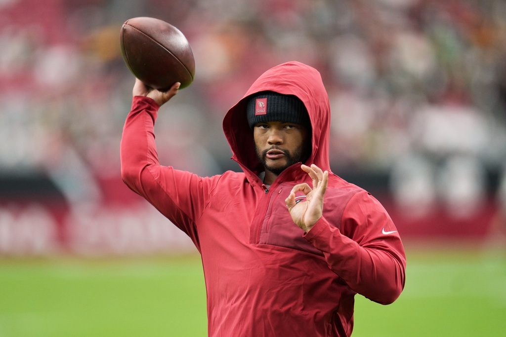 Arizona Cardinals' Kyler Murray throws the ball before an NFL football game against the Green Bay Packers Sunday, Oct. 19, 2025, in Glendale, Ariz. (AP Photo/Rick Scuteri)