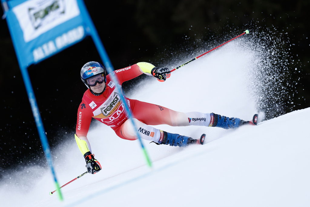 Switzerland's Marco Odermatt speeds down the course during an alpine ski, men's World Cup giant slalom, in Alta Badia, Italy, Sunday, Dec. 21,2025. (AP Photo/Gabriele Facciotti)