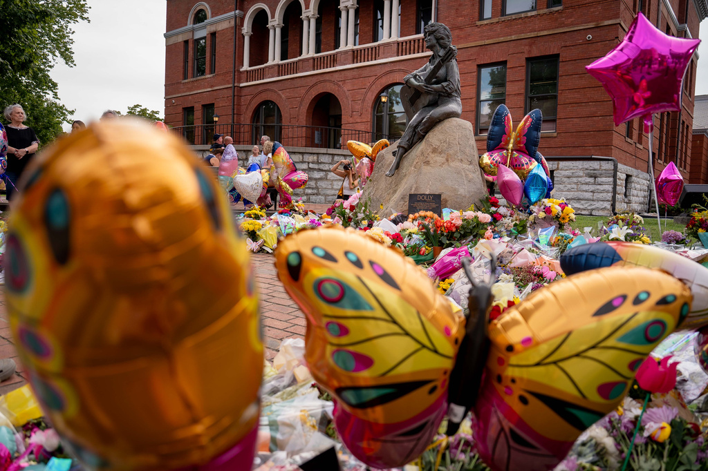 A makeshift memorial honoring Dolly Parton in Sevierville, Tenn., Wednesday, Aug. 26, 2026. (AP Photo/Camden Hall)