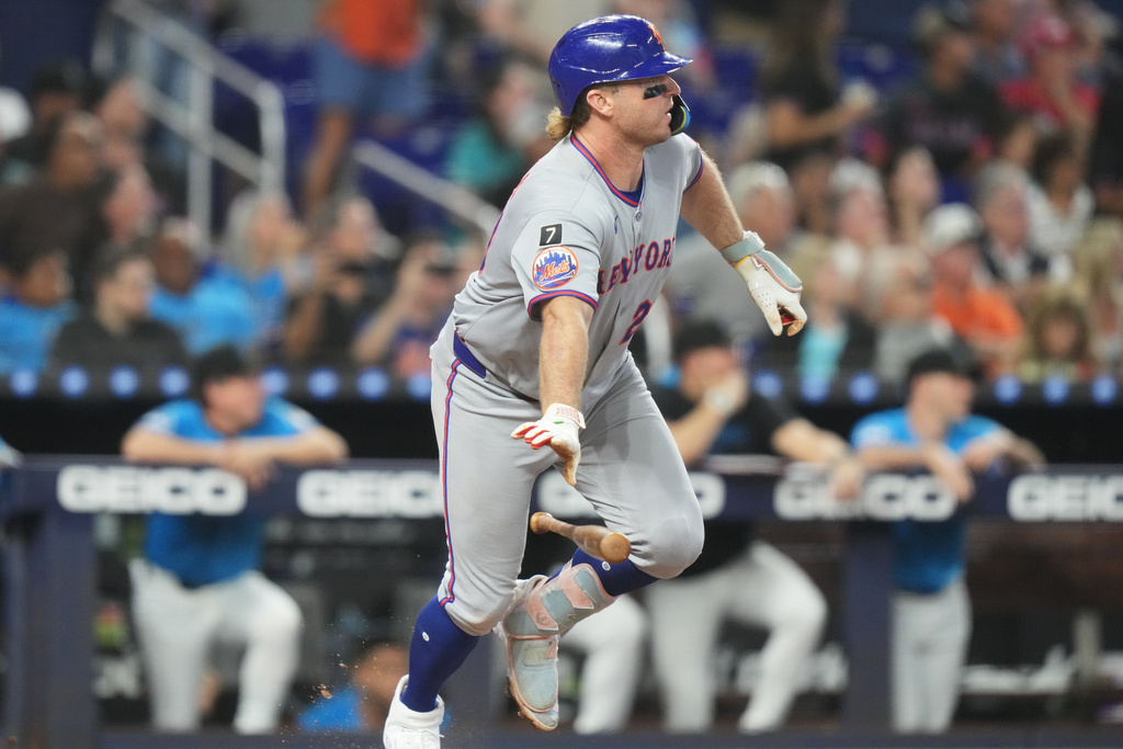 New York Mets' Pete Alonso drops his bat to run as he flies out with the bases loaded during the fifth inning of a baseball game against the Miami Marlins, Sunday, Sept. 28, 2025, in Miami. (AP Photo/Lynne Sladky)