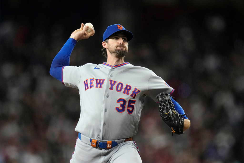 New York Mets starting pitcher Clay Holmes throws against the Arizona Diamondbacks during the first inning of a baseball game, Saturday, May 9, 2026, in Phoenix. (AP Photo/Ross D. Franklin)