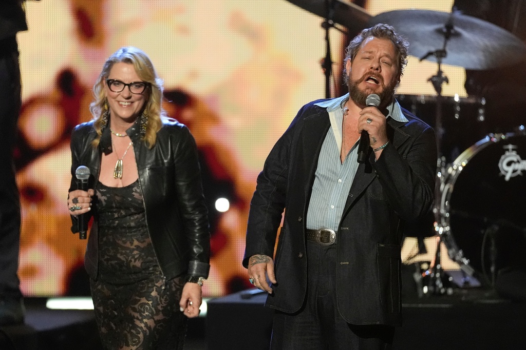 Susan Tedeschi, left, of Tedeschi Trucks Band and Nathaniel Rateliff perform during the 2025 Rock and Roll Hall of Fame Induction Ceremony on Saturday, Nov. 8, 2025, at L.A. Live in Los Angeles. (AP Photo/Chris Pizzello)